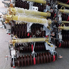 RW11-10/100a戶（hù）內外高壓（yā）跌落式熔斷器10kv~12kv令克開關保險（xiǎn）